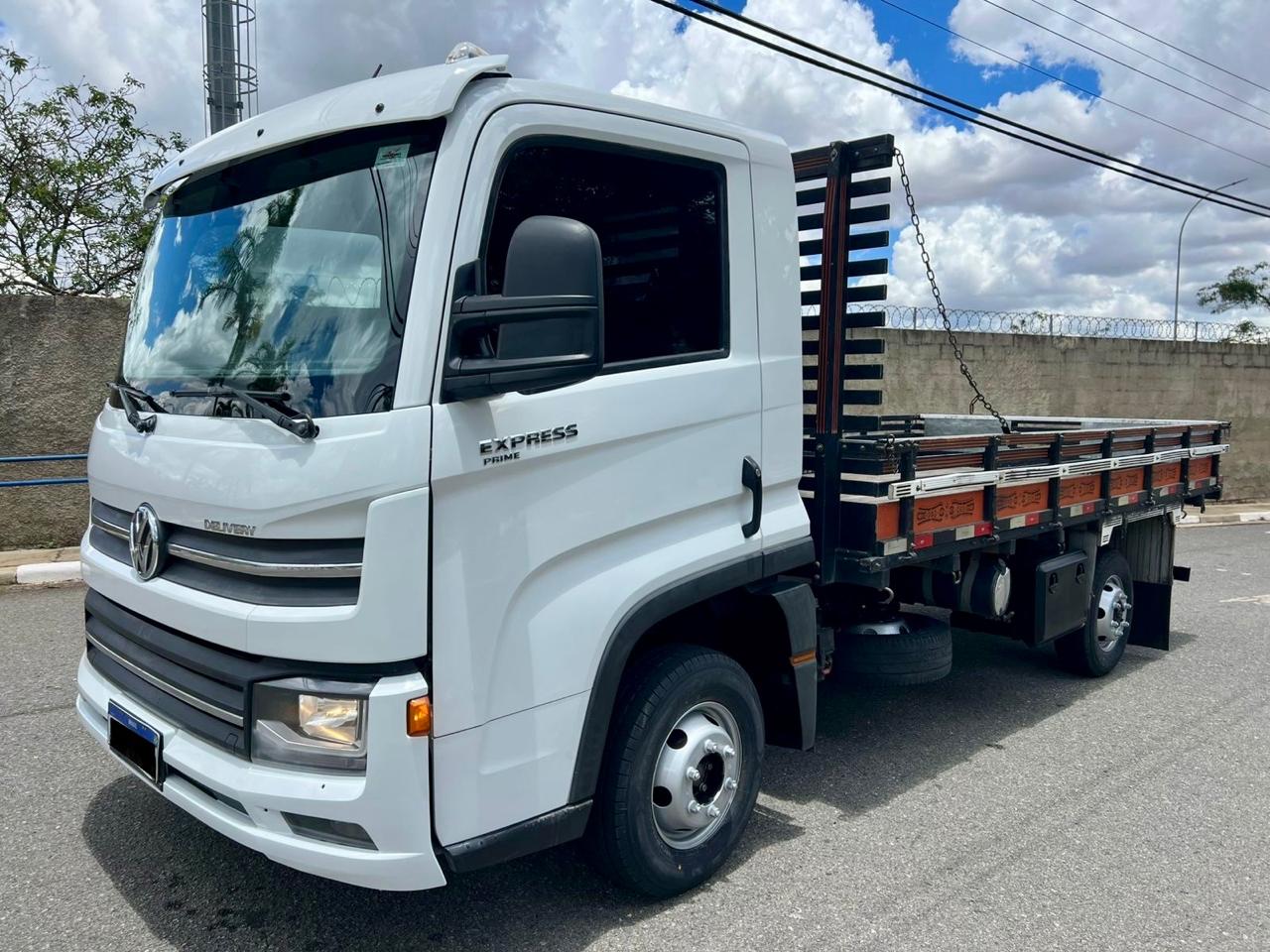 VW EXPRESS 2022 CARROCERIA DE MADEIRA
